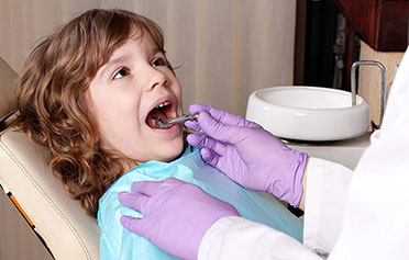 VELKÝ PRŮVODCE: Jak zvládnout zubaře i bez krokodýlích slz a pokousané sestřičky